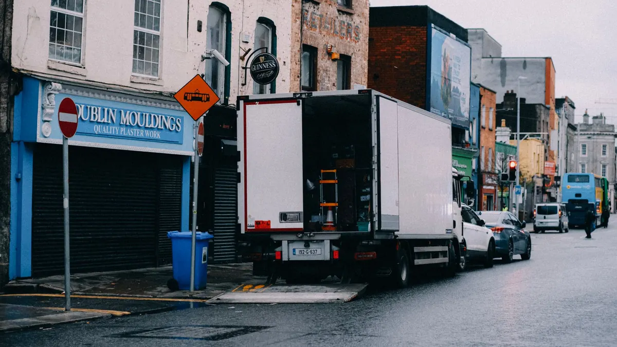 London Lorry Delivery Guide: Urban Restrictions, Parking, and Penalties